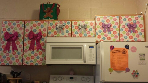 Чтобы создать праздничное настроение, люди украшают шкафы обёрточной бумагой