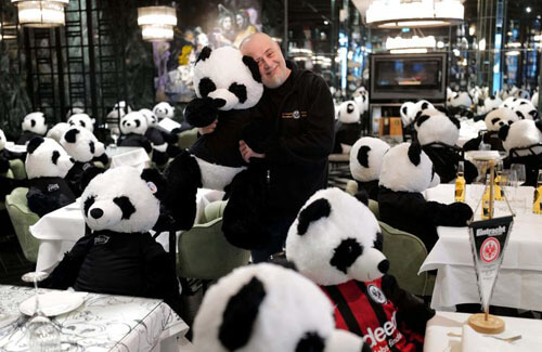 Игрушечные панды помогли ресторатору устроить тихий протест