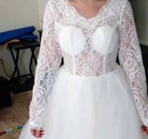Свадебное платье неплохо смотрится со спины, но имеет ужасный вид спереди