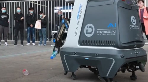 Робот-мусорщик бродит по улицам и удивляет прохожих