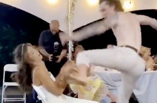 Жених не только поразил невесту танцем, но и ударил её ногой по лицу