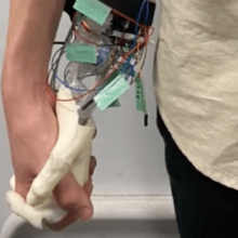 Вместо реальной девушки можно пойти на прогулку с роботизированной рукой