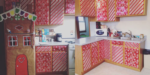 Чтобы создать праздничное настроение, люди украшают шкафы обёрточной бумагой