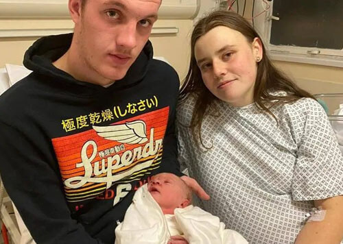 Девушка, родившая ребёнка в больничном туалете, не подозревала, что была в положении