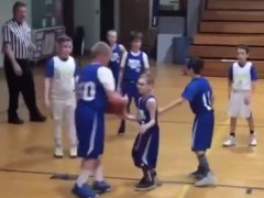 Юный баскетболист помог своему другу сделать удачный бросок