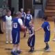 Юный баскетболист помог своему другу сделать удачный бросок