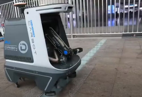 Робот-мусорщик бродит по улицам и удивляет прохожих