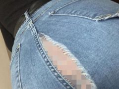Женщина в порвавшихся джинсах показала окружающим больше, чем ей хотелось бы