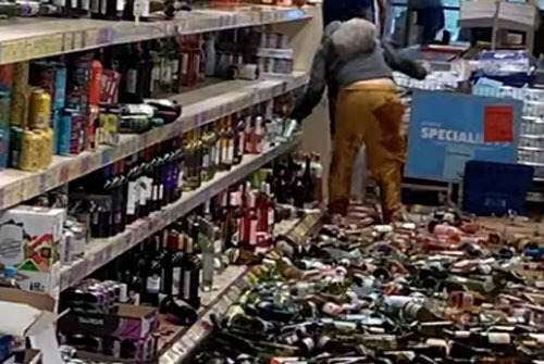 Хулиганка развлеклась в алкогольном отделе супермаркета на всю катушку