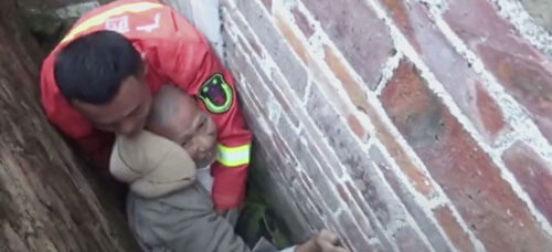 Для спасения старика потребовались усилия самых худых пожарных