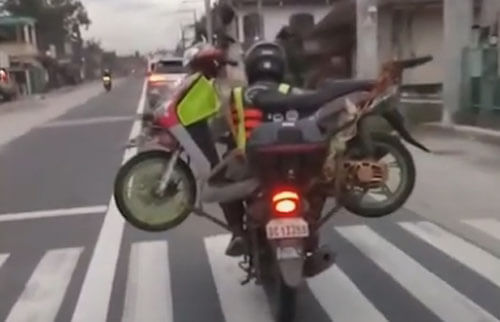 Добряки не бросили друга на сломавшемся мотоцикле и оказали ему необычную помощь