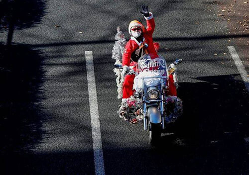 Санта-Клаусы сели на мотоциклы ради ежегодного парада