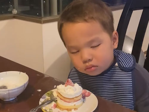 Засыпающий ребёнок не соблазнился даже вкусным пирожным