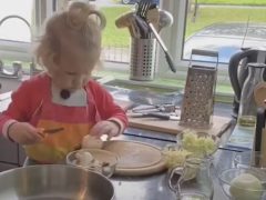 Решив полакомиться лазаньей, юная кулинарка вполне способна приготовить её самостоятельно