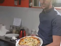 Шеф-повар приготовил пиццу с рекордным количеством сыров