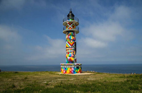Обычный и неприметный маяк превратился в красочное произведение искусства