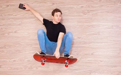 Выдумщик поразил людей трюком со скейтбордом, три дня пролежав на полу