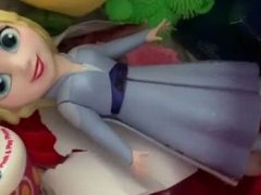 Куколка в виде принцессы Эльзы оказалась слишком страстной