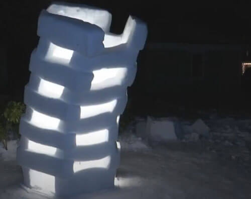 Скульптору потребовалось две тонны снега, чтобы построить необычную башню