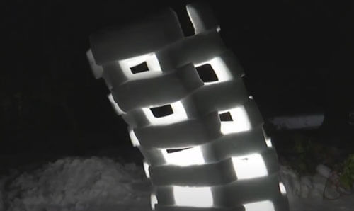 Скульптору потребовалось две тонны снега, чтобы построить необычную башню