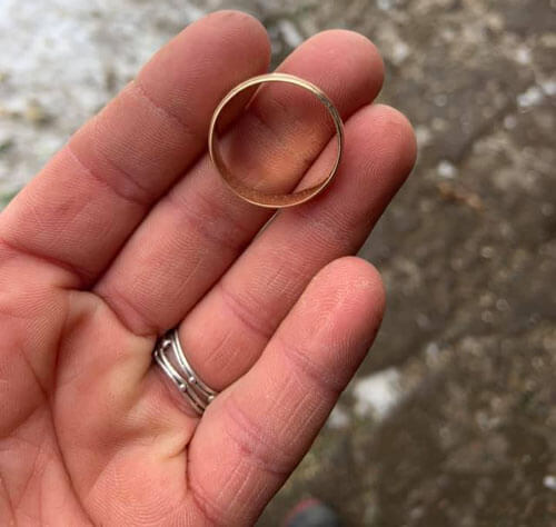 Покупатель не только приобрёл ёлку, но и потерял обручальное кольцо