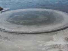 Ледяной диск на реке дал возможность селянам немного подзаработать