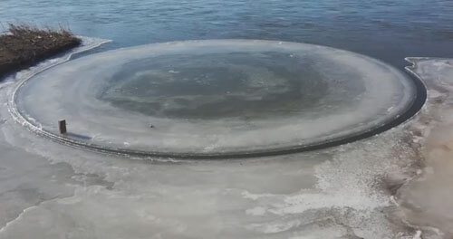 Ледяной диск на реке дал возможность селянам немного подзаработать