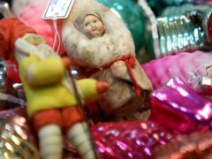 «Выросли на стеклянных и живы до сих пор»: почему растет спрос на советские елочные игрушки?