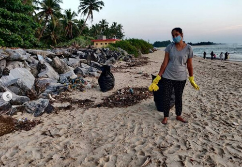 Вместо медового месяца супруги начали убирать мусор с пляжа