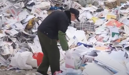 Дедушка работает среди мусора, чтобы искать выброшенные книги