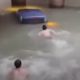 Ради спасения людей двум смельчакам пришлось поплавать в холодной воде