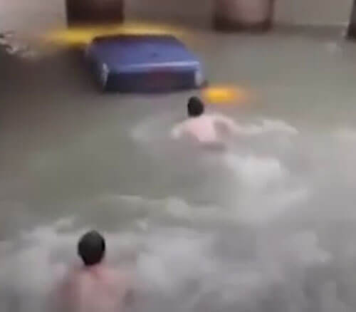 Ради спасения людей двум смельчакам пришлось поплавать в холодной воде