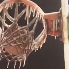 Любители спорта выяснили, что в баскетбол очень проблематично играть зимой
