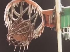 Любители спорта выяснили, что в баскетбол очень проблематично играть зимой