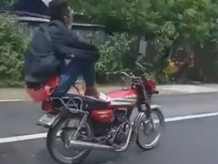 Безрассудный мотоциклист показал, как он умеет кататься без рук