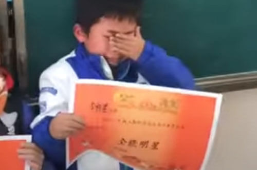 Школьник отреагировал на полученную грамоту как на премию «Оскар»