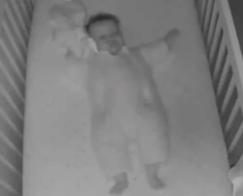 Родителям наглядно продемонстрировали, почему в кроватке ребёнка не должно быть ничего лишнего