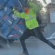 Трудовые будни мусорщика наполнены не только работой, но и танцами