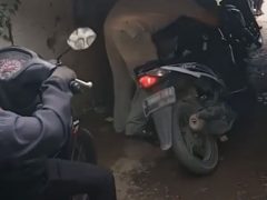 Чтобы проехать по смехотворно низкому тоннелю, мотоциклистам приходится мучиться