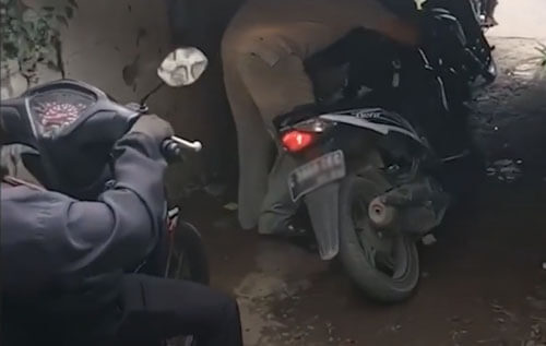 Чтобы проехать по смехотворно низкому тоннелю, мотоциклистам приходится мучиться