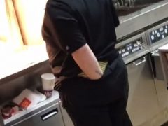Сотрудница ресторана не особенно следит за чистотой рук