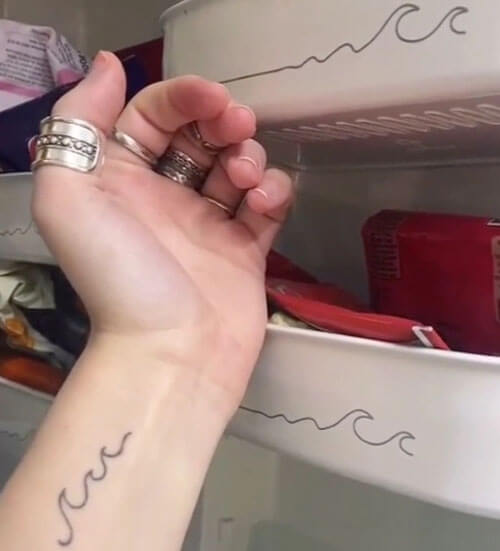 Символическая татуировка с волной «породнила» холодильник и его хозяйку