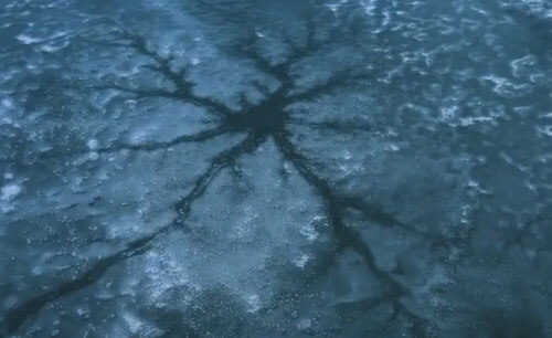Лёд на замёрзшей реке похож на причудливые рисунки тушью