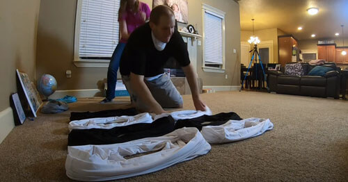 Жена надела на мужа 35 футболок и помогла ему стать мировым рекордсменом