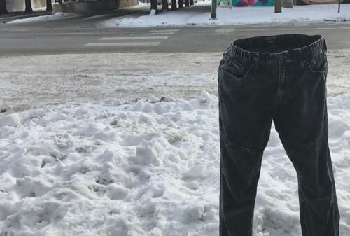 Автовладелец замораживает штаны, чтобы зарезервировать парковочное место
