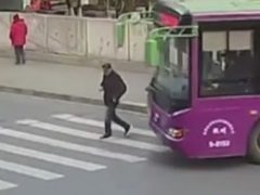 Прохожие объединились, чтобы приподнять автобус и спасти из-под него пожилого мужчину
