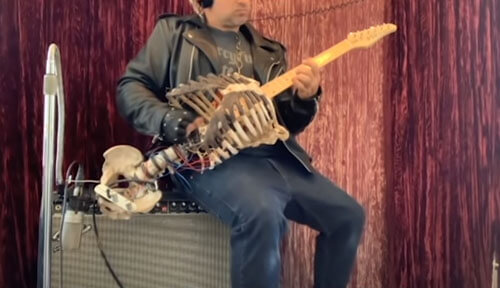Скелет покойного дяди превратился в удивительную и жутковатую гитару