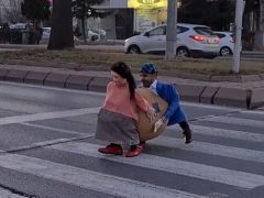 Чтобы перейти дорогу, пешеход облачился в смешной костюм