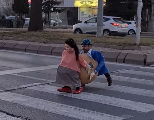 Чтобы перейти дорогу, пешеход облачился в смешной костюм