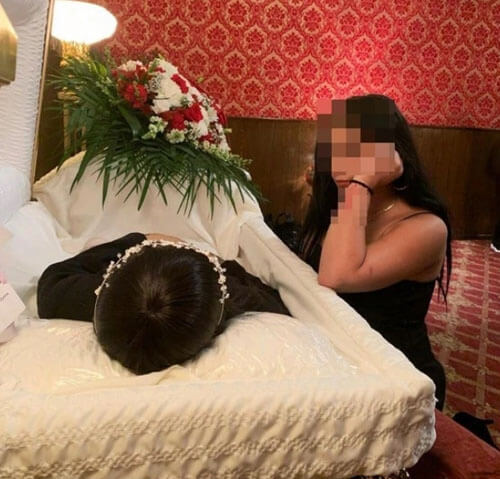 Женщину застыдили за фотографию с мёртвой мамой